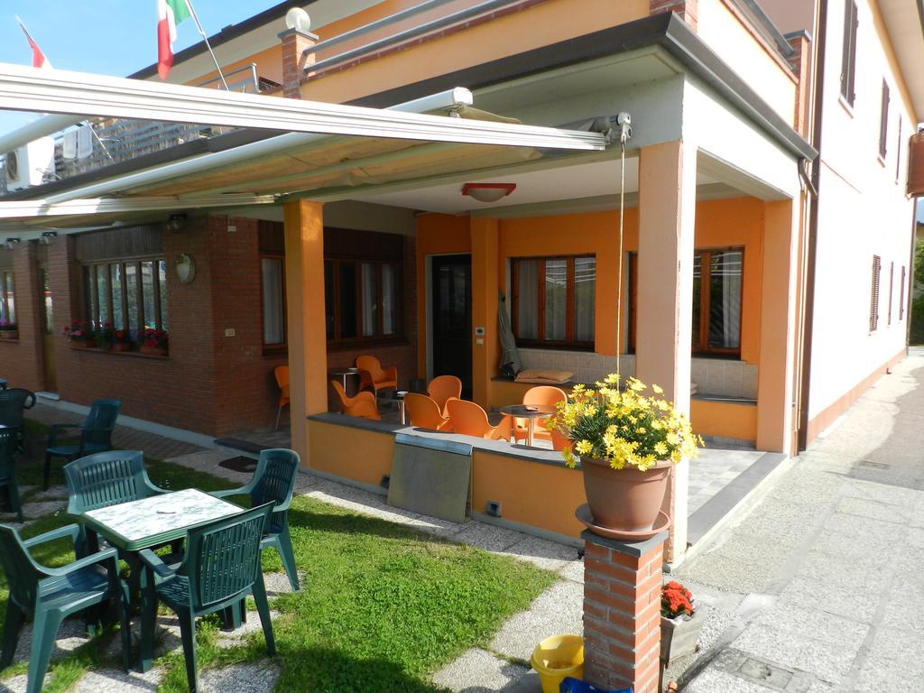 Hotel Sole Marina di Massa Buitenkant foto